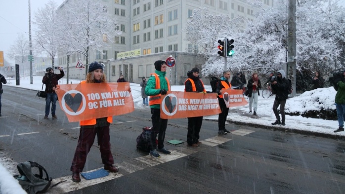 Die „Letzte Generation“ auf dem Leipziger Ring (8 bis ca. 8:45 Uhr) im Dezember 2022. Foto: LZ