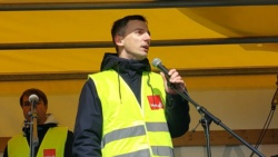 Paul Schmidt von Ver.di am 27. März 2023 bei seinem Redebeitrag vor dem Neuen Rathaus in Leipzig. Foto: LZ